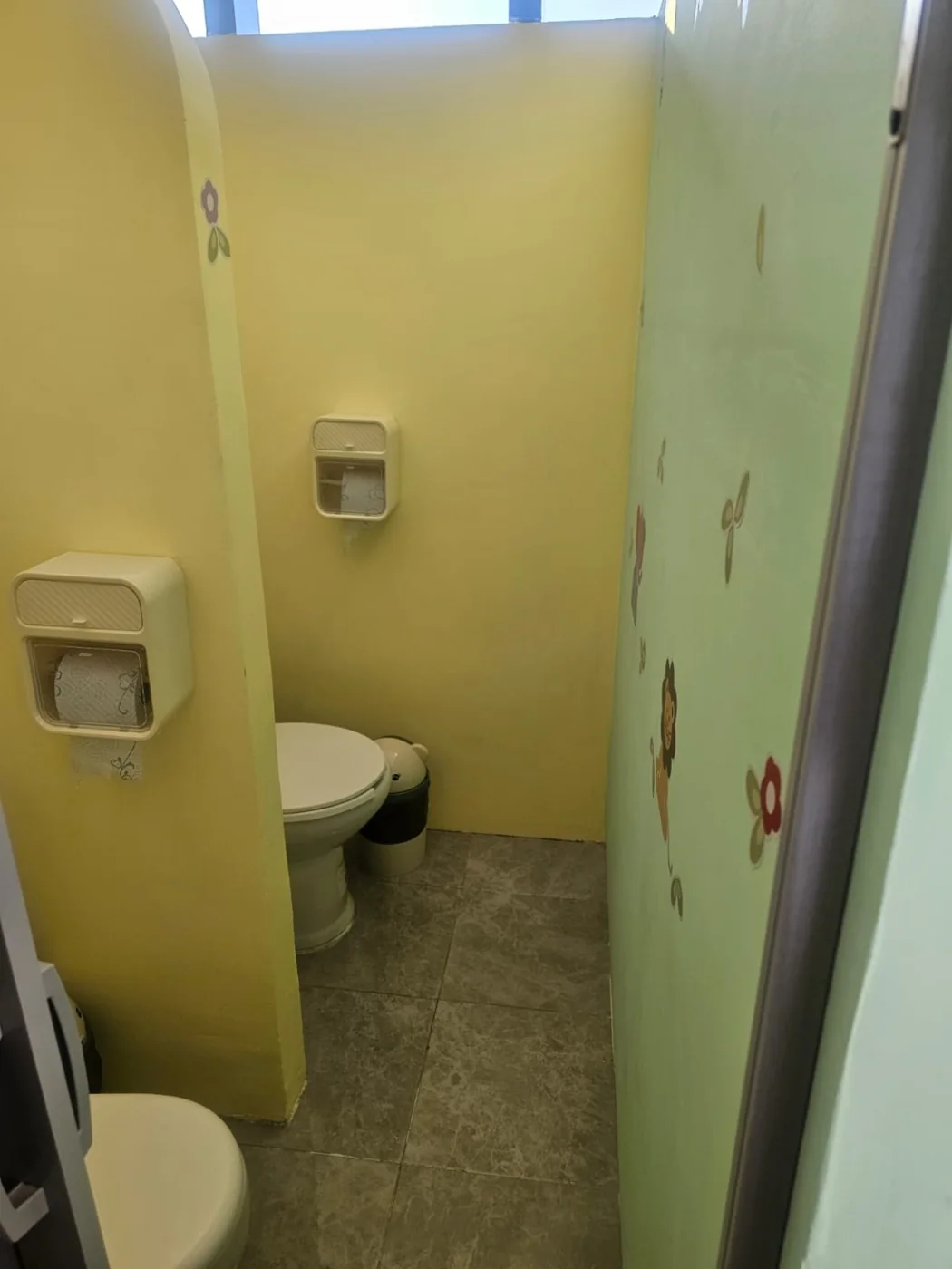 Baño infantil dentro de las instalaciones de PequesHUB