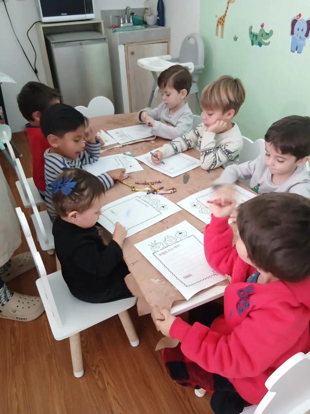 Peques trabajando en Pre-Kínder